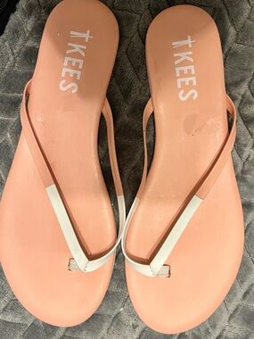 TKEES Peach and White Thin-Strap Sandals